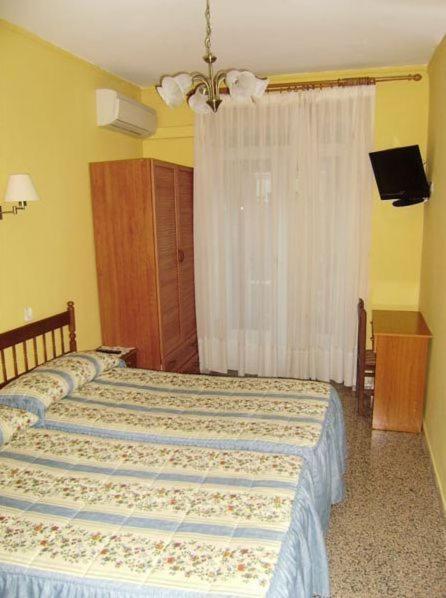 Hostal Miguel Angel Мадрид Номер фото