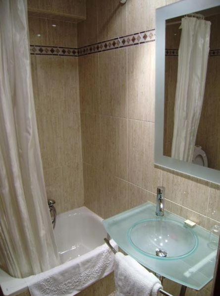 Hostal Miguel Angel Мадрид Номер фото
