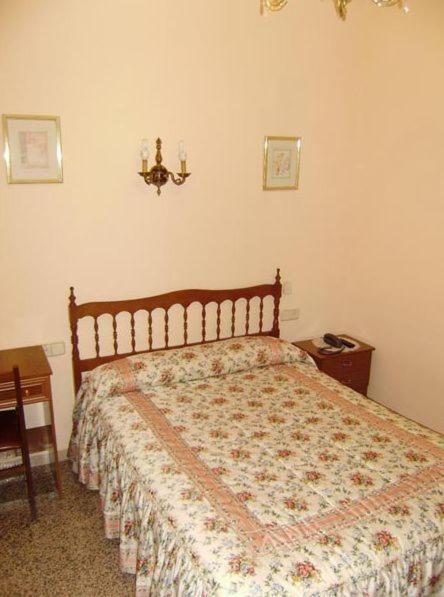 Hostal Miguel Angel Мадрид Номер фото