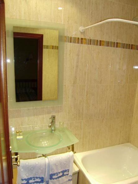 Hostal Miguel Angel Мадрид Номер фото
