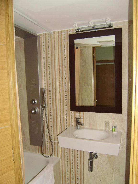 Hostal Miguel Angel Мадрид Экстерьер фото