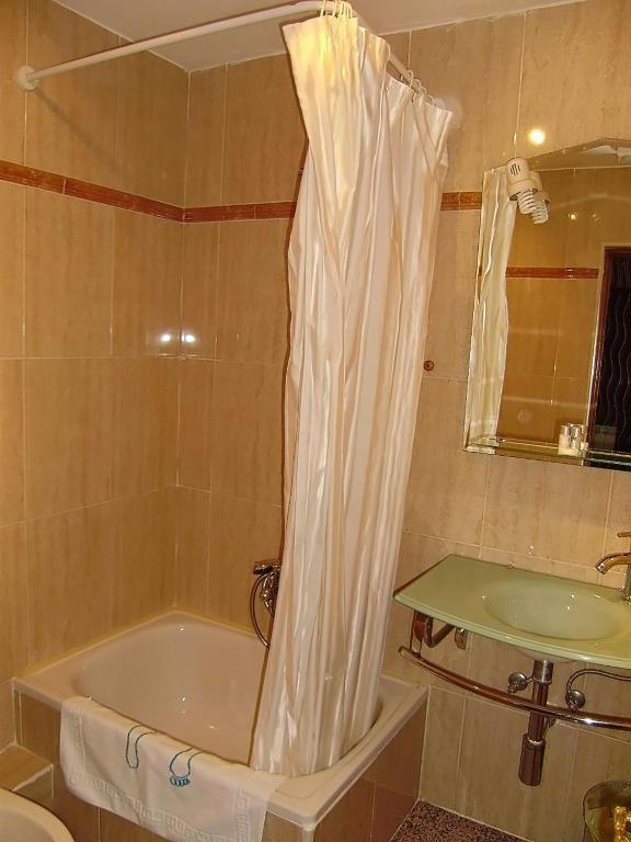 Hostal Miguel Angel Мадрид Номер фото
