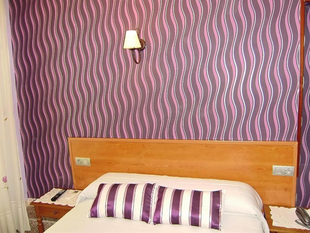 Hostal Miguel Angel Мадрид Номер фото